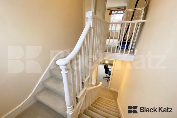 Georgian Townhouse, triplex, four double bedrooms, two bathrooms & Patio Garden Henshaw Street, Elephant and Castle